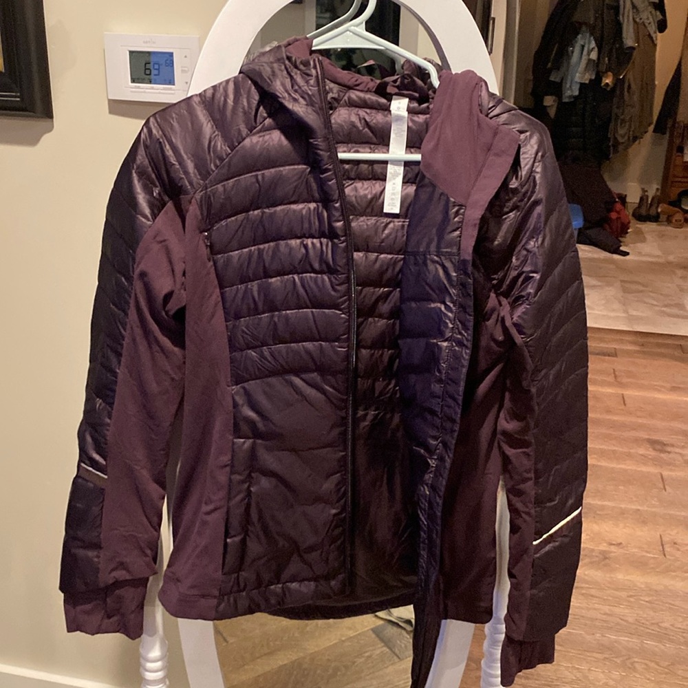 Lululemon lightweight dark purple puffer jacket. Women size 6.
